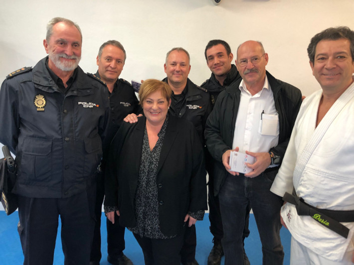 El área de Igualdad de Motril y la Policía Nacional entregan los diplomas a las participantes en el Curso de Defensa Personal